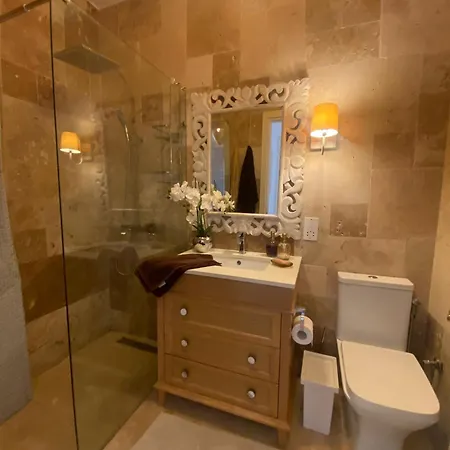 Apartmán St Julians Luxurious Penthouse With Pool Enjoying Distant Seaviews