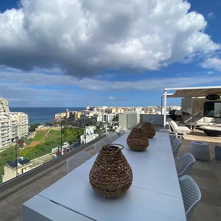 St Julians Luxurious Penthouse With Pool Enjoying Distant Seaviews 아파트 *