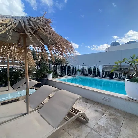 St Julians Luxurious Penthouse With Pool Enjoying Distant Seaviews 아파트 *