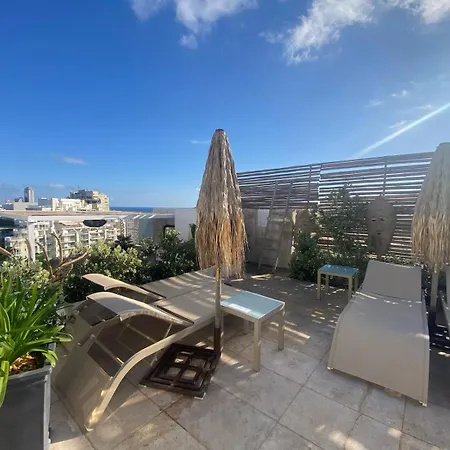 St Julians Luxurious Penthouse With Pool Enjoying Distant Seaviews 아파트 *