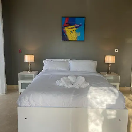 Apartmán St Julians Luxurious Penthouse With Pool Enjoying Distant Seaviews *