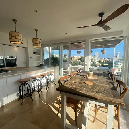 St Julians Luxurious Penthouse With Pool Enjoying Distant Seaviews 아파트 *