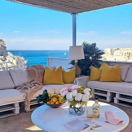 St Julians Luxurious Penthouse With Pool Enjoying Distant Seaviews * San Ġiljan