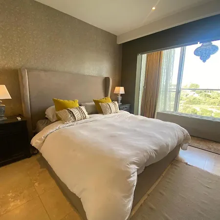 Apartamento St Julians Luxurious Penthouse With Pool Enjoying Distant Seaviews *