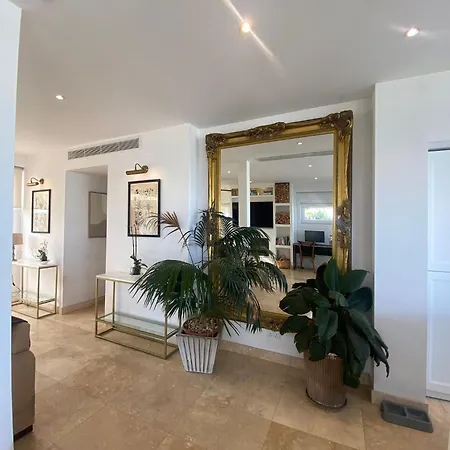 Apartamento St Julians Luxurious Penthouse With Pool Enjoying Distant Seaviews San Julián