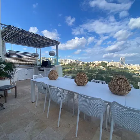 Apartamento St Julians Luxurious Penthouse With Pool Enjoying Distant Seaviews *