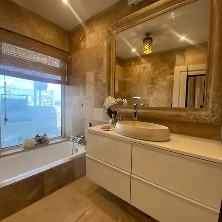 St Julians Luxurious Penthouse With Pool Enjoying Distant Seaviews Apartamento San Julián