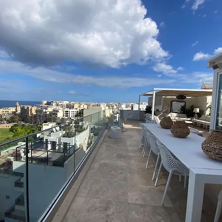 St Julians Luxurious Penthouse With Pool Enjoying Distant Seaviews Apartamento *