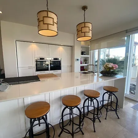 Apartamento St Julians Luxurious Penthouse With Pool Enjoying Distant Seaviews San Julián