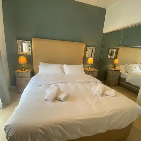 Apartamento St Julians Luxurious Penthouse With Pool Enjoying Distant Seaviews San Julián
