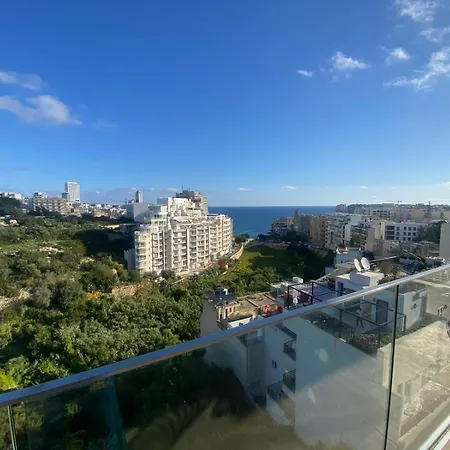 St Julians Luxurious Penthouse With Pool Enjoying Distant Seaviews Apartamento San Julián